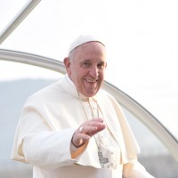 Un sorriso e un primo saluto del Santo Padre