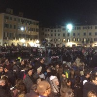 È buio ma la piazza è già gremita