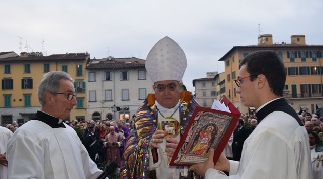 Il vescovo davanti alla porta della Cattedrale