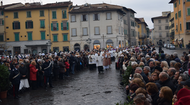 La processione arriva in piazza del Duomo