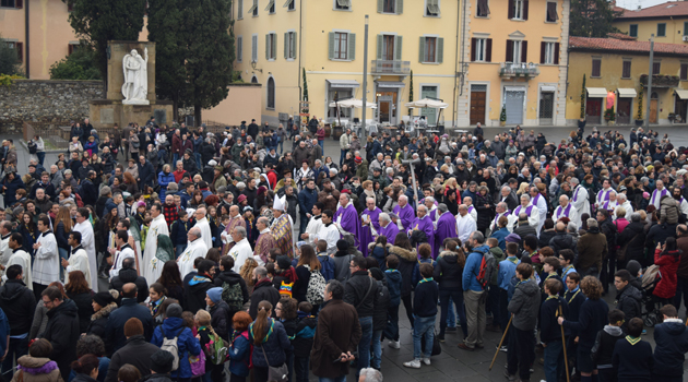 Processione e fedeli in piazza delle Carceri